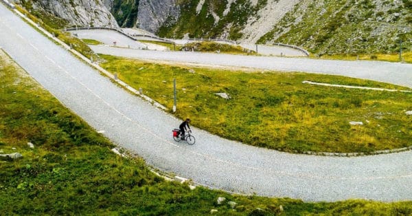 mountain bicycle descent