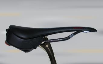 Cyckit Aeroclam on saddle side image.1.web