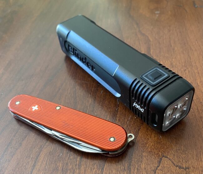 Knog Blinder 900 Front Light size comparison