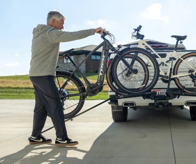 Saris Cycle-On 2 Bike Hitch Rack loading demo