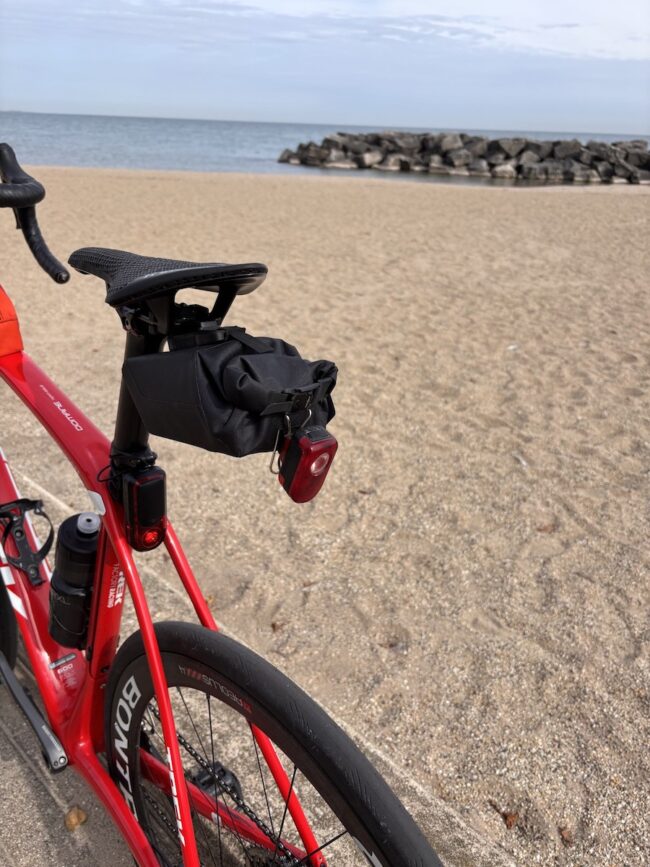 Rearview of FIDLOCK PINCLIP Medium Saddle Bag + Base