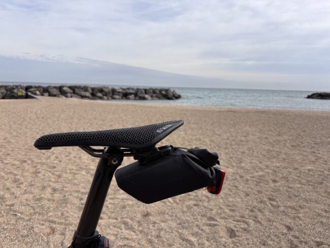 FIDLOCK PINCLIP Medium Saddle Bag + Base side view